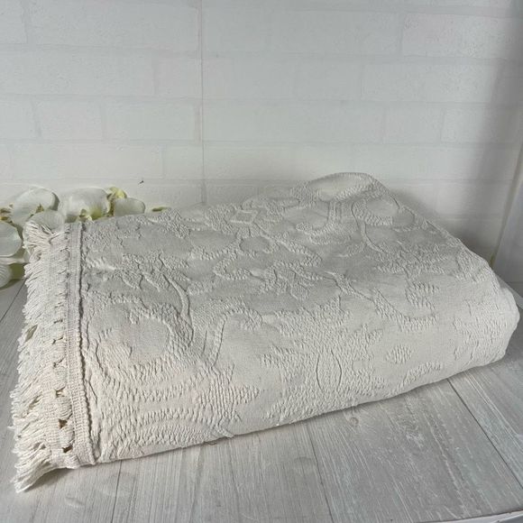 Vintage Bedding Vintage Off White Twin Chenille Bedspread 72x2 Inches Poshmark